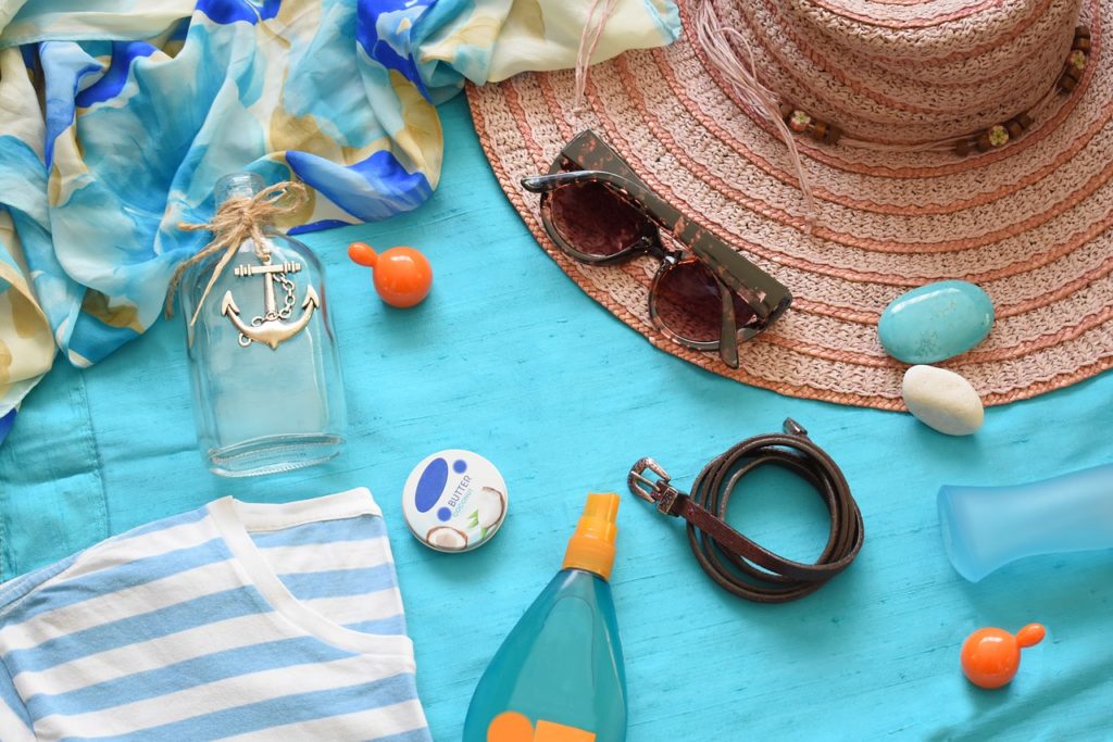 Chapéu e acessórios essenciais para usar na praia | Pistache Acessórios